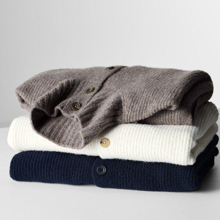 pánské svetry s nízkým límcem grandad z hnědé příze uniqlo souffle