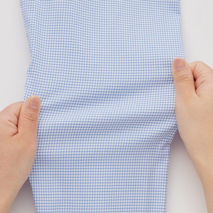 modré pánské strečové slim fit košile uniqlo easyre s polovykrojeným límcem