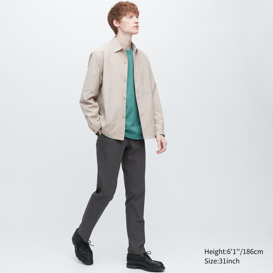 tmavě šedé pánské ultralehké obleky uniqlo airsense s imitací vlny