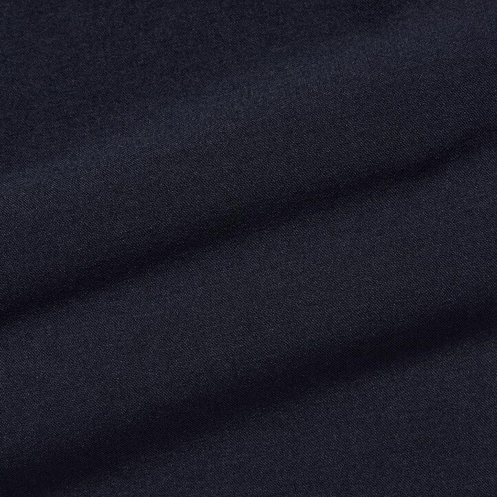 tmavě šedé pánské ultralehké obleky uniqlo airsense s imitací vlny