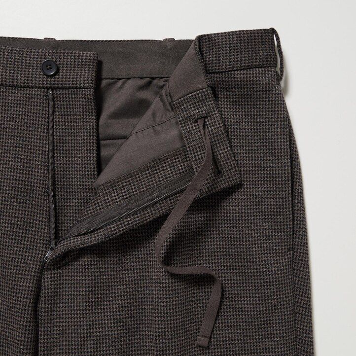 tmavě hnědé pánské elegantní kalhoty uniqlo s kohoutím vzorem a délkou po kotníky